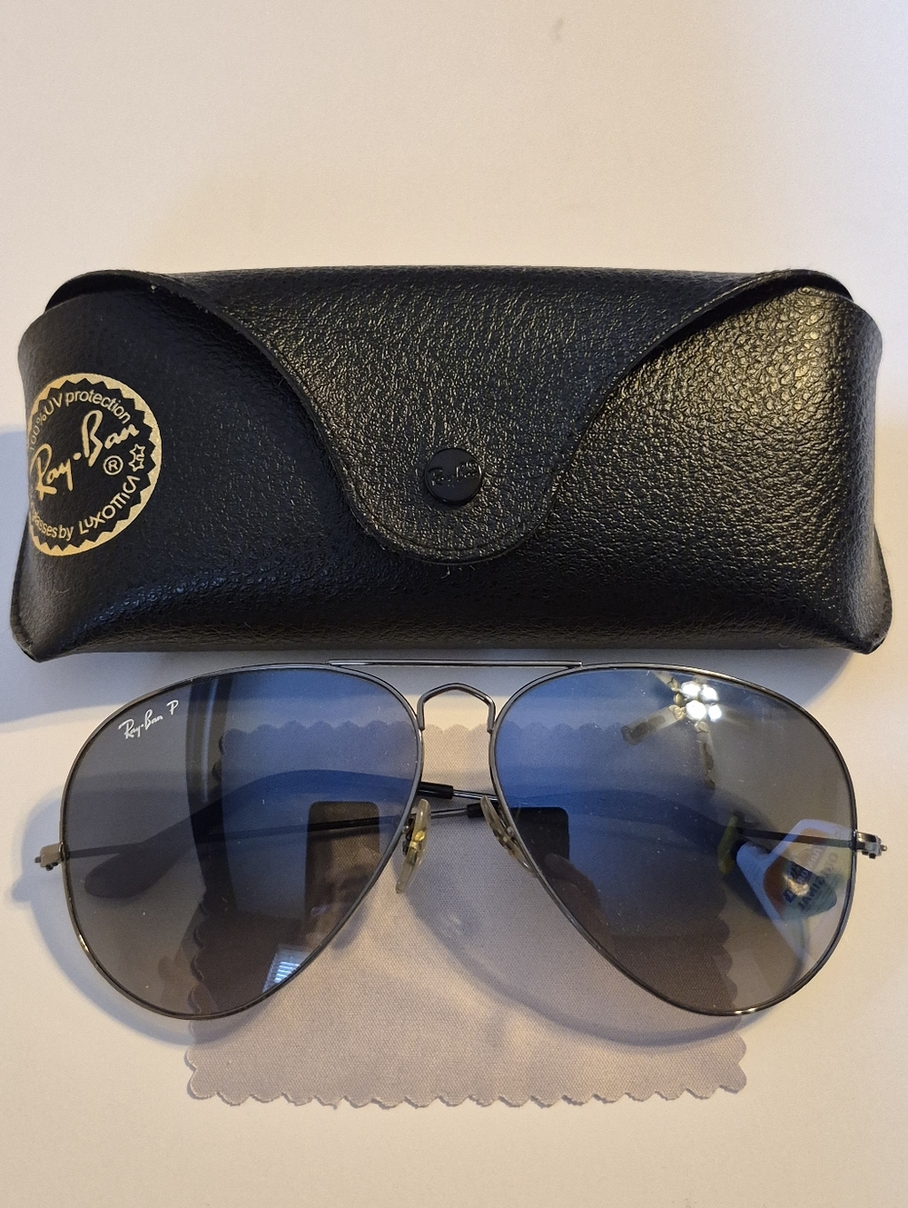 Polarized Ray-Ban Aviator Men’s Gold Frame Sunglasses with Black Case
